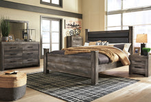 Load image into Gallery viewer, Wynnlow King Poster Bed with Mirrored Dresser and 2 Nightstands
