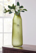 Load image into Gallery viewer, Scottyard Vase
