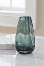 Load image into Gallery viewer, Beamund Vase
